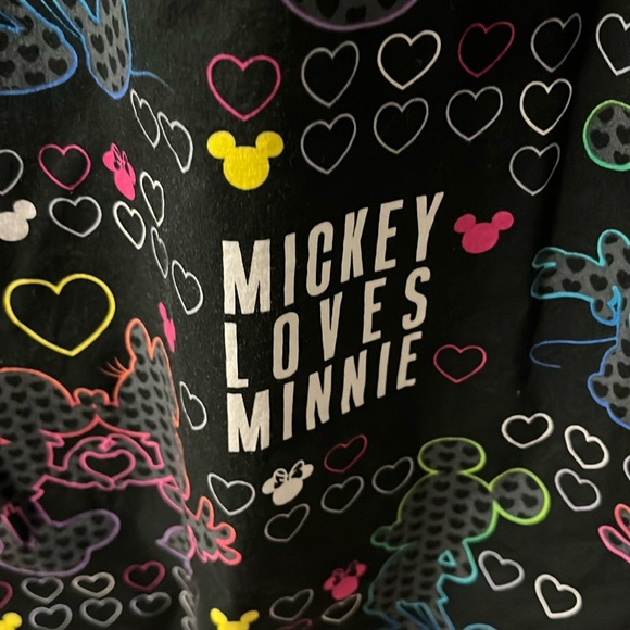 DISNEY Mickey Loves Minnie Size Med W/Front Pockets Scrub Top (T-Shirt) NWOT $55 - Picture 4 of 11